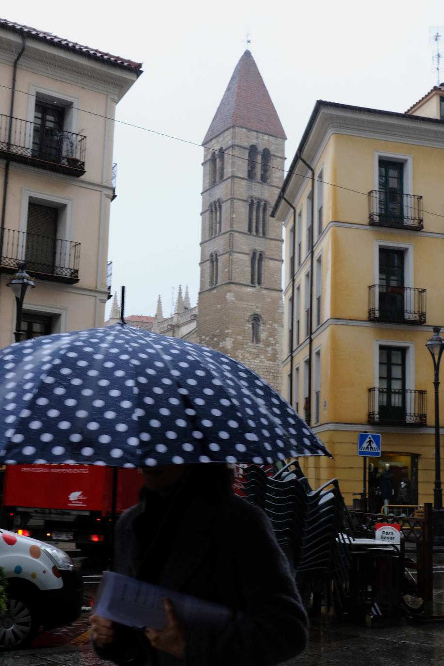 Lloverá durante todo el día pero a media mañana la lluvia ha arreciado en la capital formando balsas de agua. 