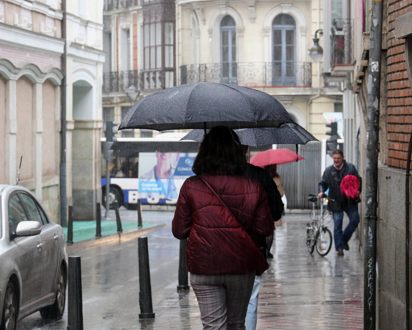 Lloverá durante todo el día pero a media mañana la lluvia ha arreciado en la capital formando balsas de agua. 