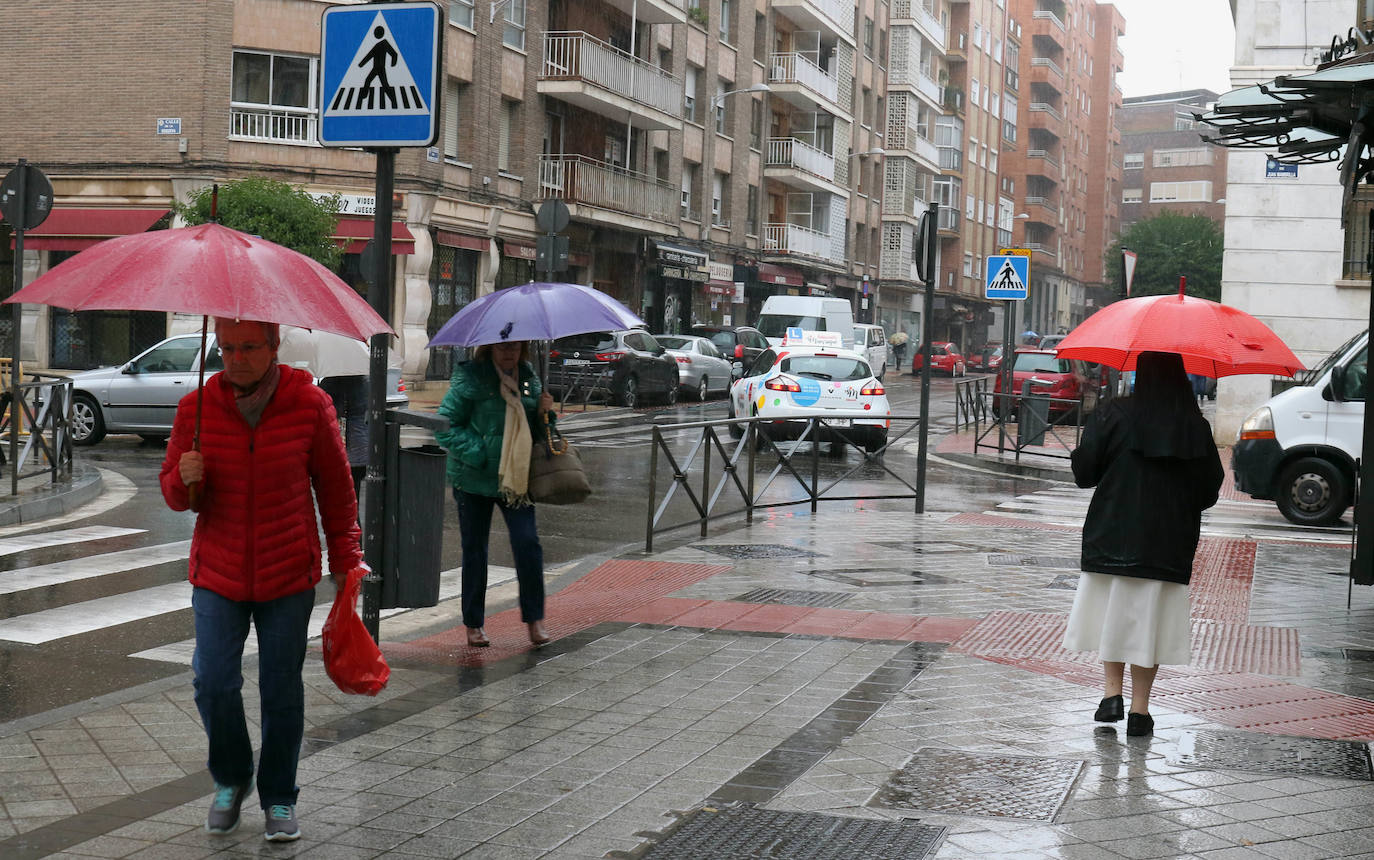 Lloverá durante todo el día pero a media mañana la lluvia ha arreciado en la capital formando balsas de agua. 