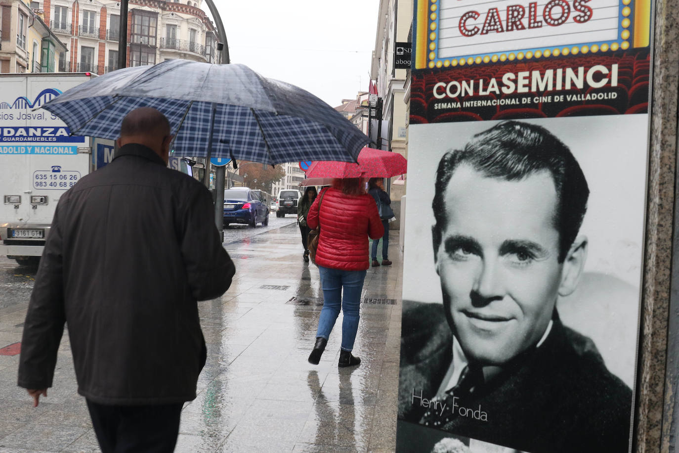 Lloverá durante todo el día pero a media mañana la lluvia ha arreciado en la capital formando balsas de agua. 