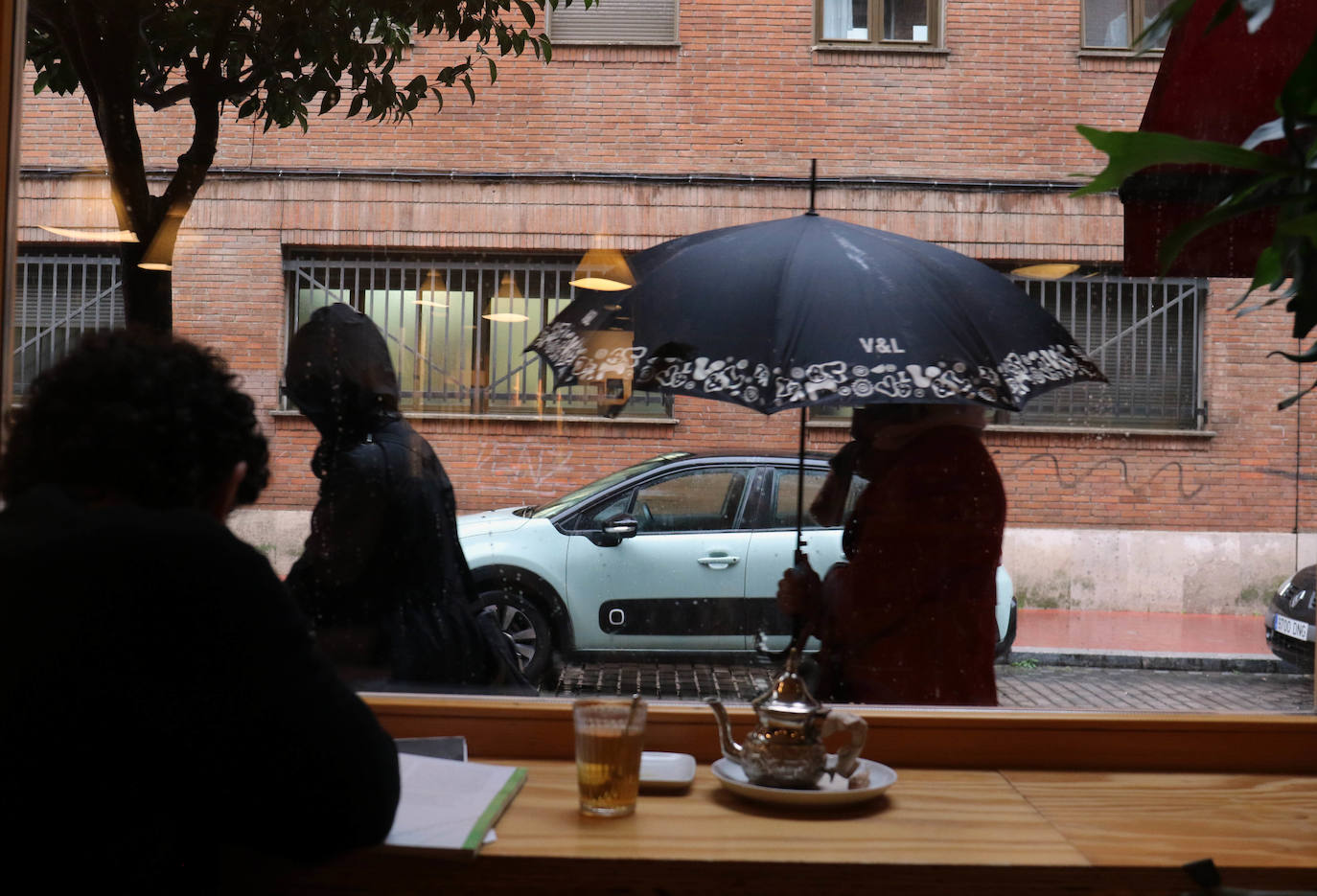 Lloverá durante todo el día pero a media mañana la lluvia ha arreciado en la capital formando balsas de agua. 