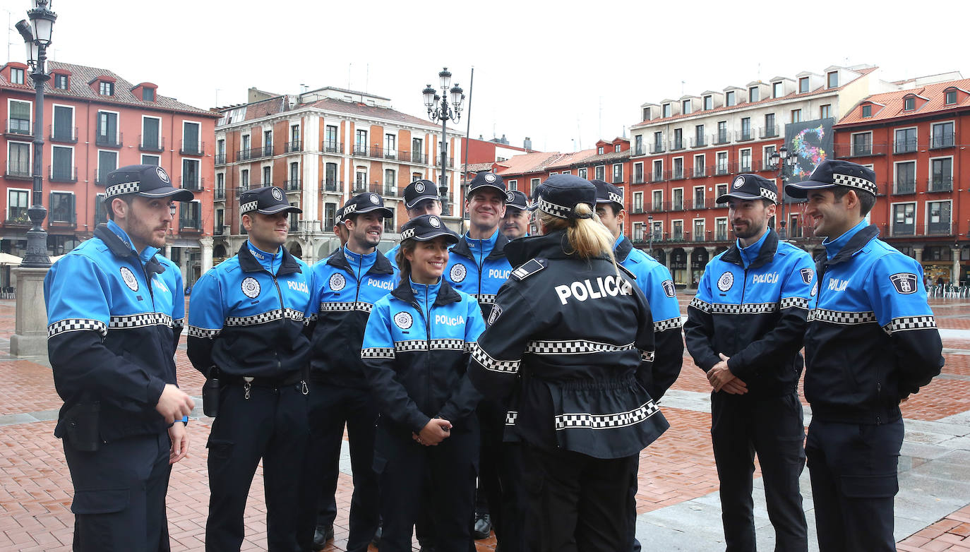 Los agentes, tras tomar posesión. 