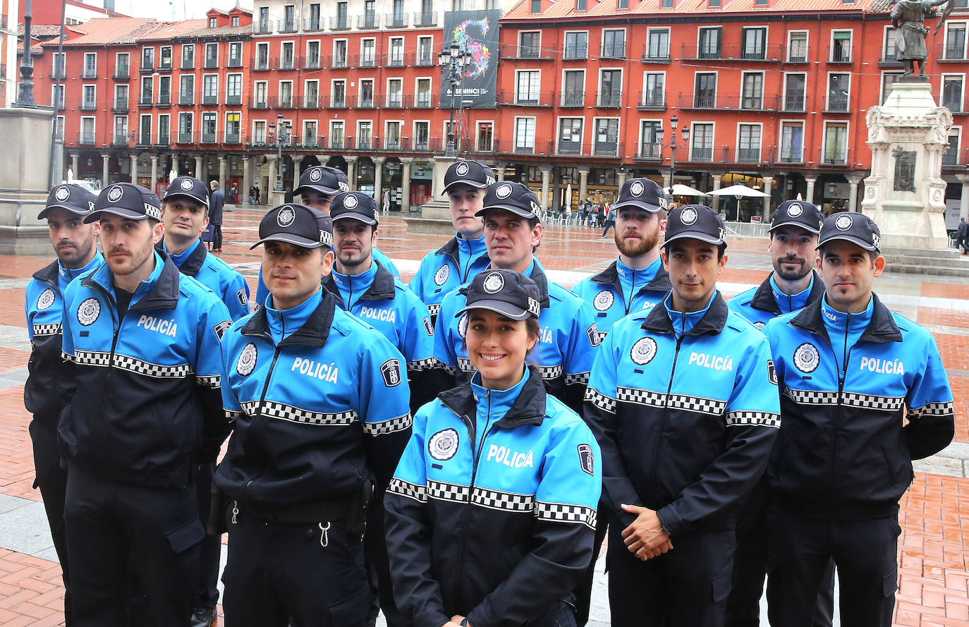 Los agentes, tras tomar posesión. 