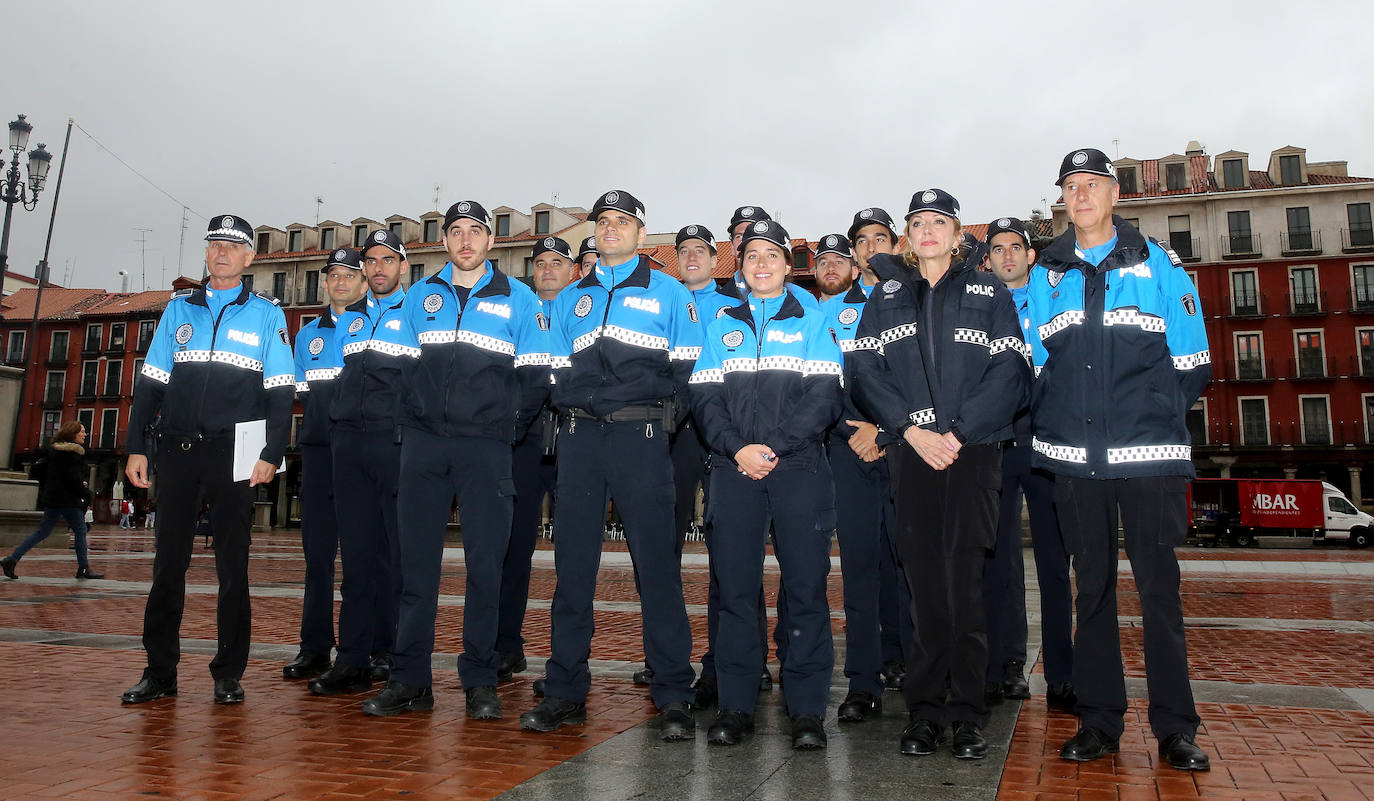 Los agentes, tras tomar posesión. 