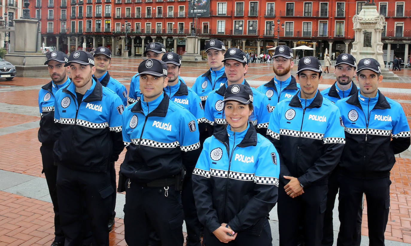 Los agentes, tras tomar posesión. 