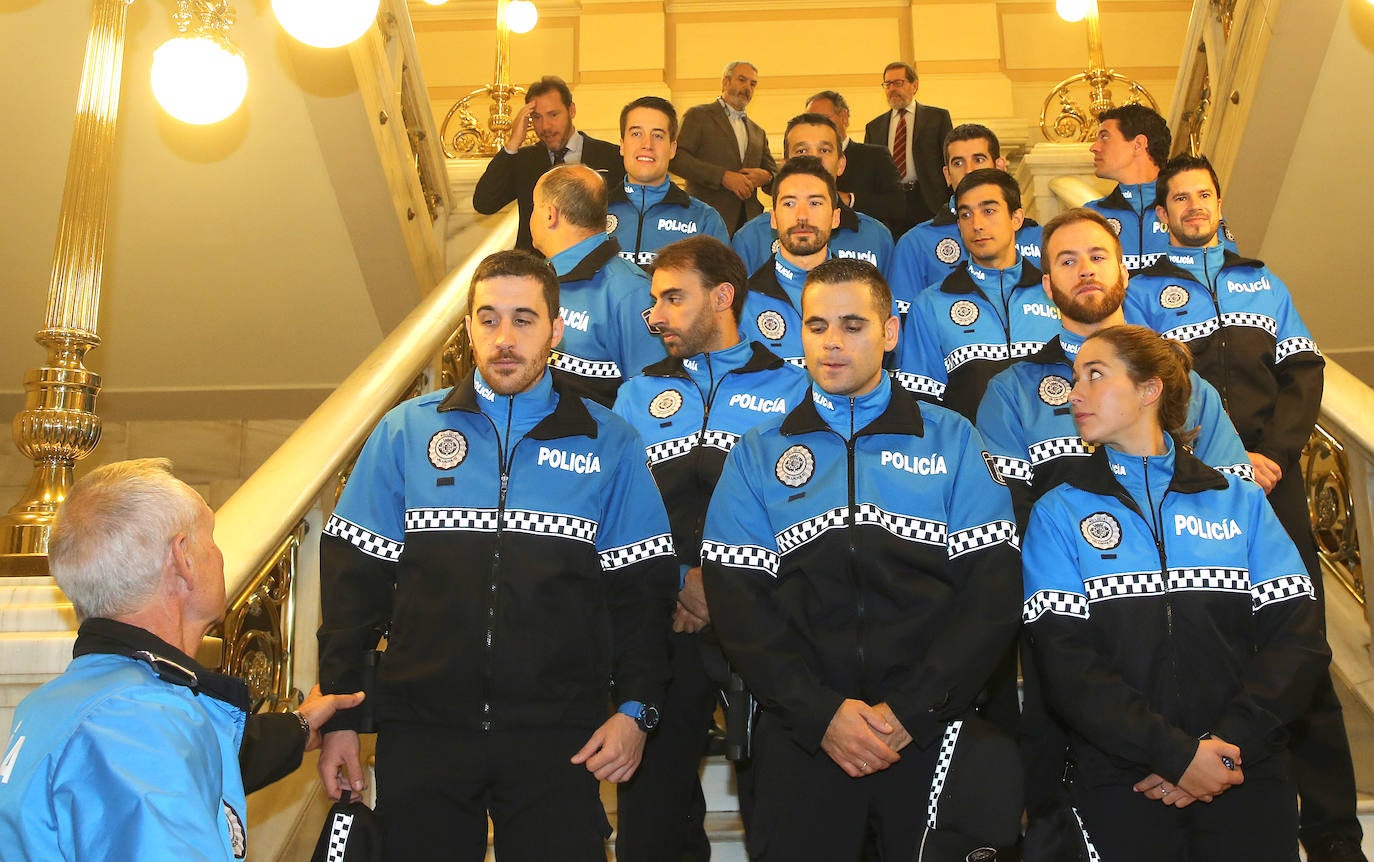 Los agentes, tras tomar posesión. 