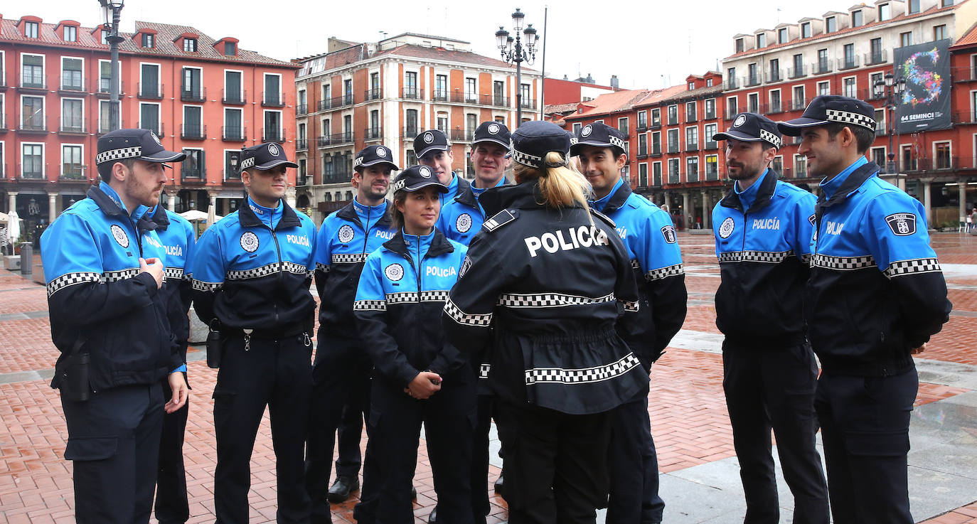 Los agentes, tras tomar posesión. 