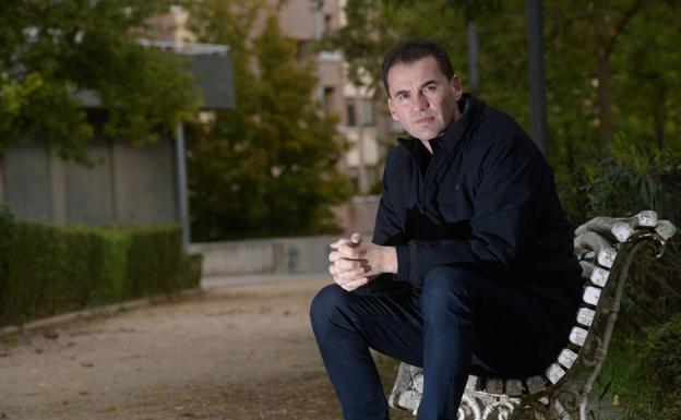 Raúl González posa en el banco de un parque de su barrio de Parquesol. 
