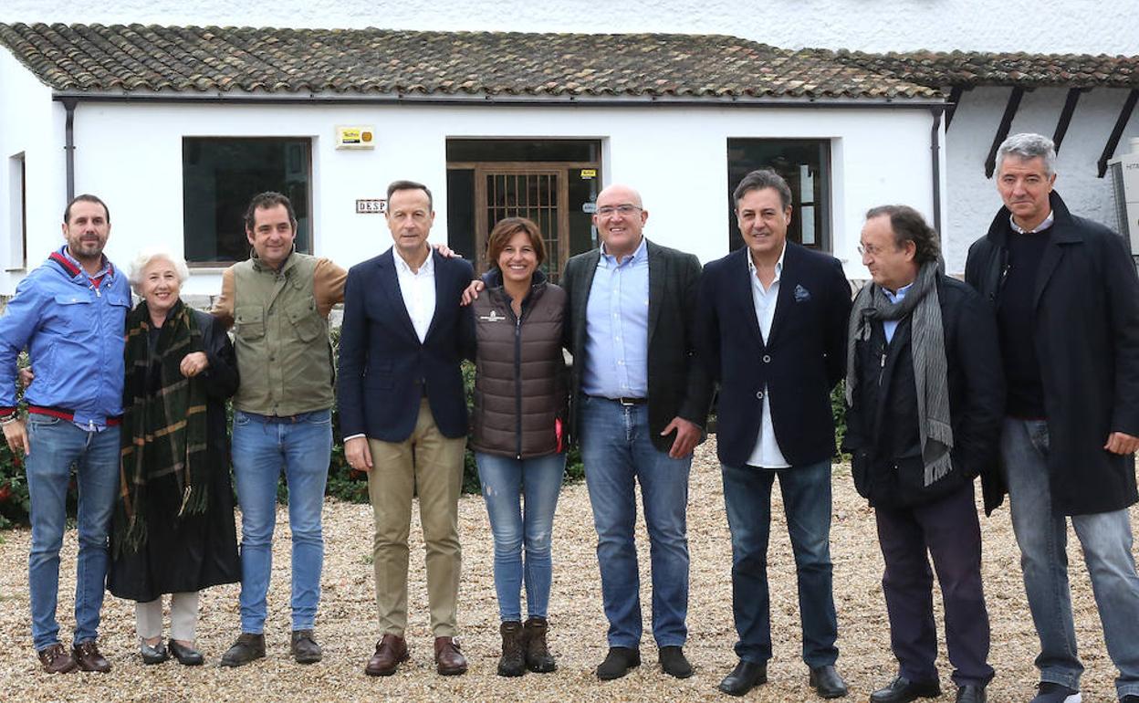 Luis Sanz, Mariluz Cid, Iván Sanz, el general Manuel Gorjón, la enóloga Belén Sanz, el consejero Jesús Julio Carnero, el periodista José Ribagorda, el arquitecto Paco Somoza y Miguel Ángel Gil Marín, consejero delegado del Atlético de Madrid. 