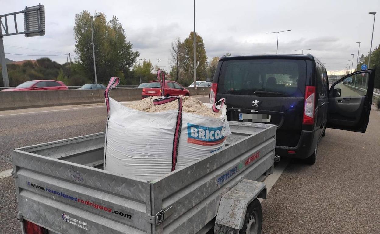 La furgoneta, con el remolque y el saco. 