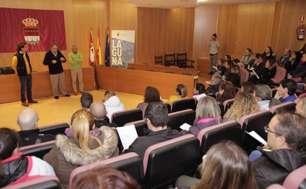 Reunión del alcalde con los padres de los alumnos. 