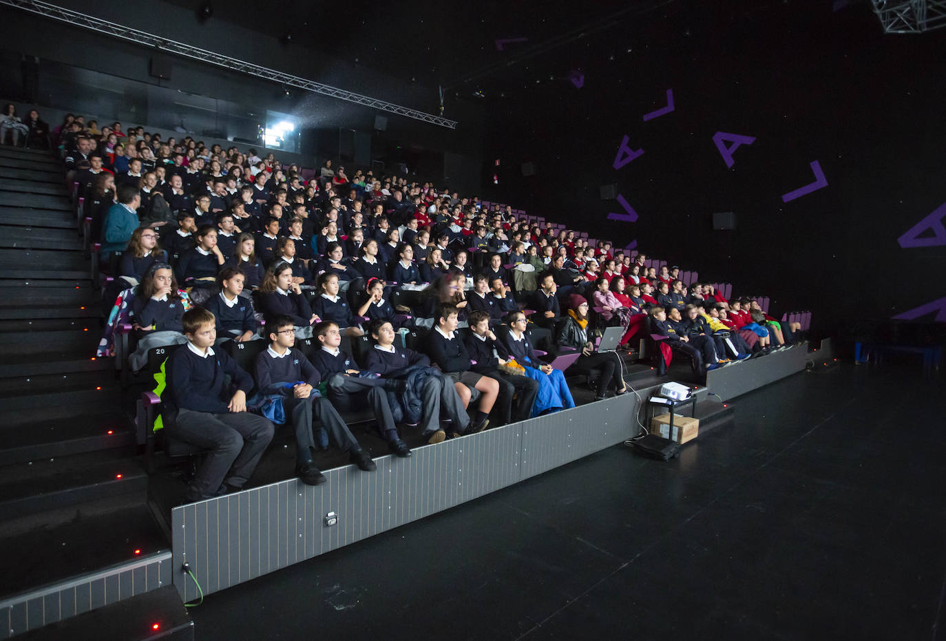 Escolares a la entrada de uno de los dos pases para la película de animación 'Baishe Yuanqi' o 'Serpiente Blanca', de Amp Wong y Ji Zhao.