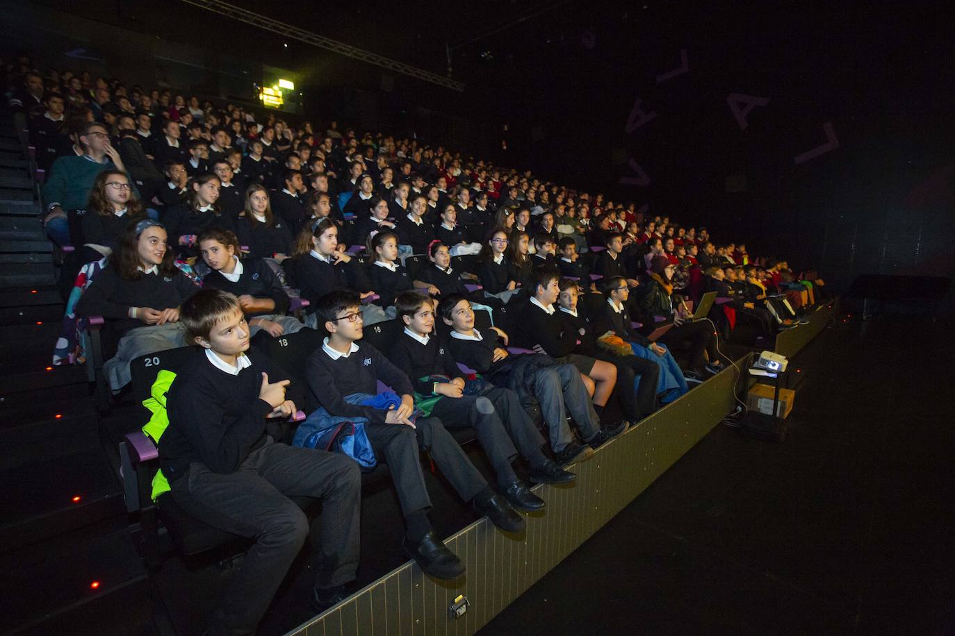 Escolares a la entrada de uno de los dos pases para la película de animación 'Baishe Yuanqi' o 'Serpiente Blanca', de Amp Wong y Ji Zhao.