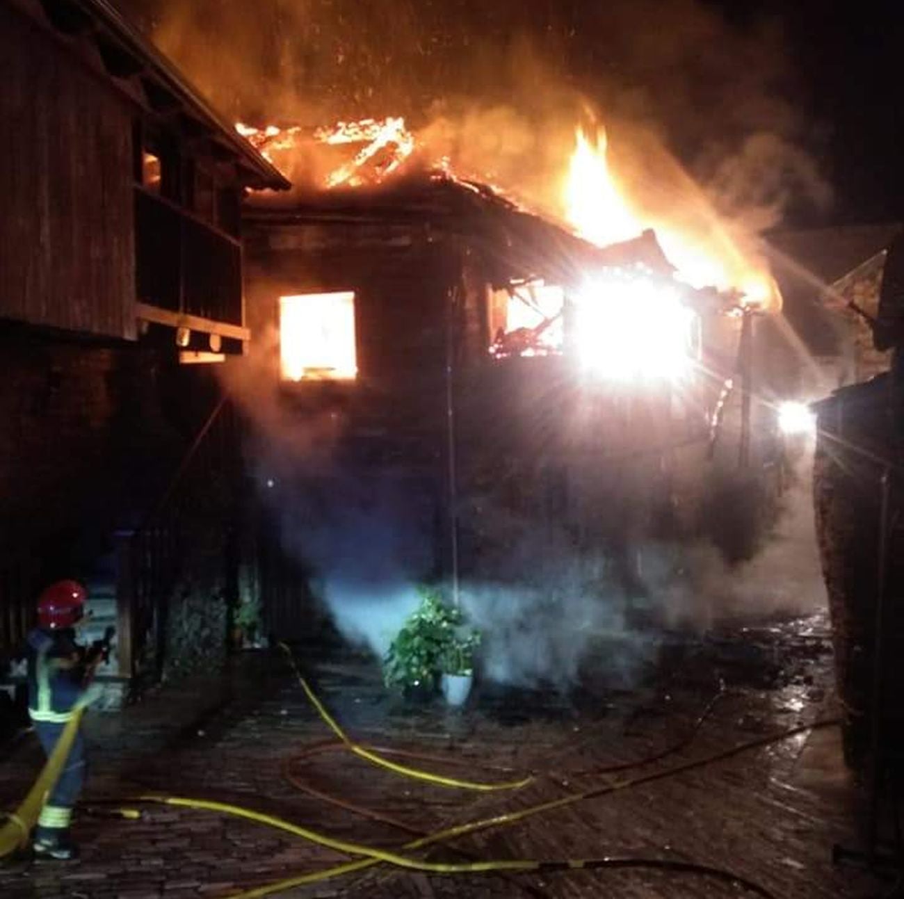 Incendio de varias casas en la localidad de Santiago de Peñalba. Este lunes, bajo la lluvia, se han apreciado los daños.