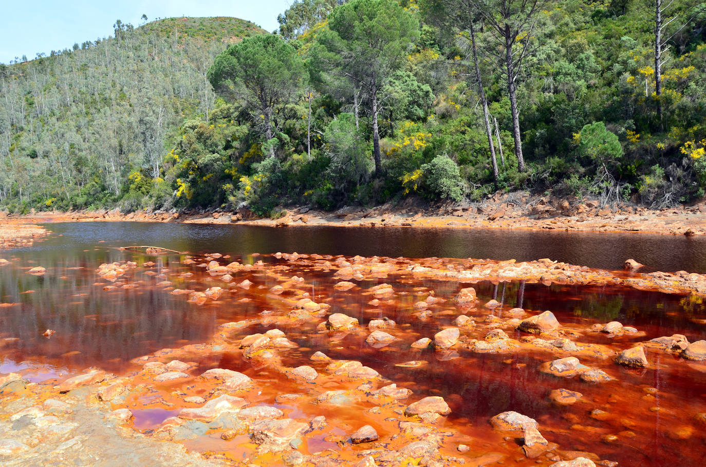 Río Tinto (Huelva) | Su color rojizo justifica su nombre y se debe a la meteorización de minerales con altos sulfuros de metales pesados a lo largo de todo el caudal. La NASA incluso lo investiga por su parecido con las aguas de Marte.