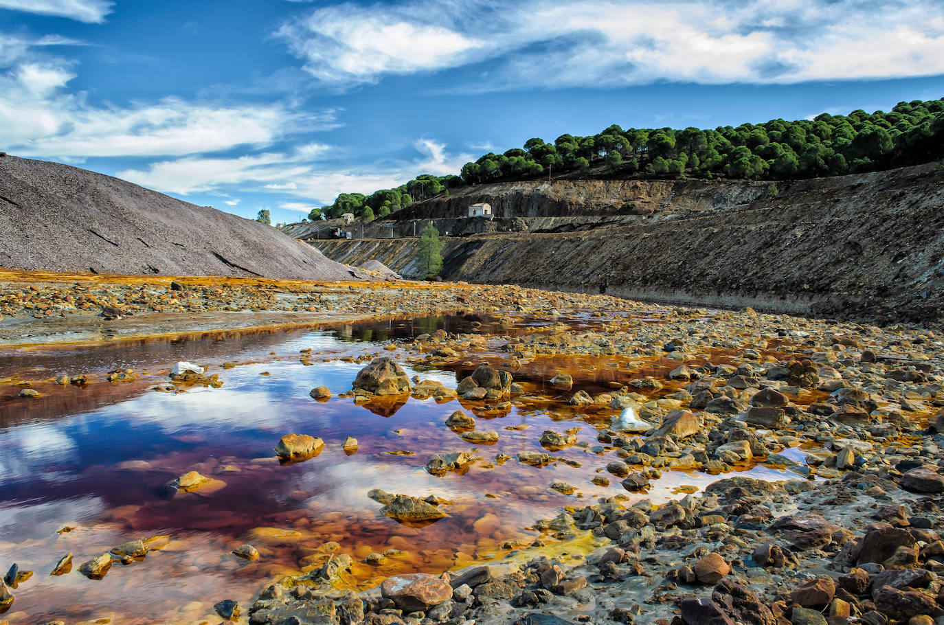 Río Tinto (Huelva) | Su color rojizo justifica su nombre y se debe a la meteorización de minerales con altos sulfuros de metales pesados a lo largo de todo el caudal. La NASA incluso lo investiga por su parecido con las aguas de Marte.