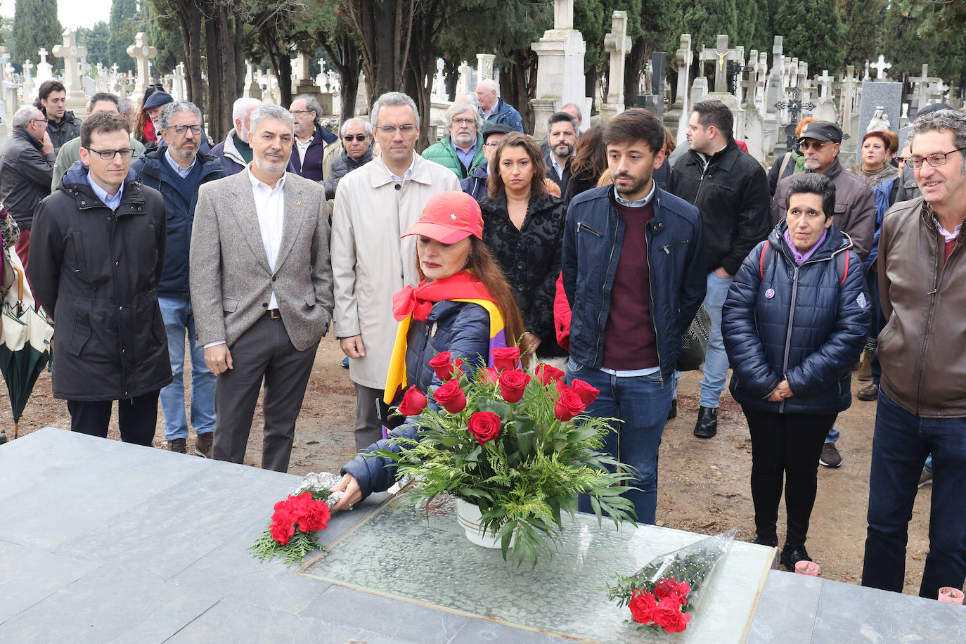 Decenas de personas se han dado cita este jueve sen el cementerio del Carmen de Valladolid