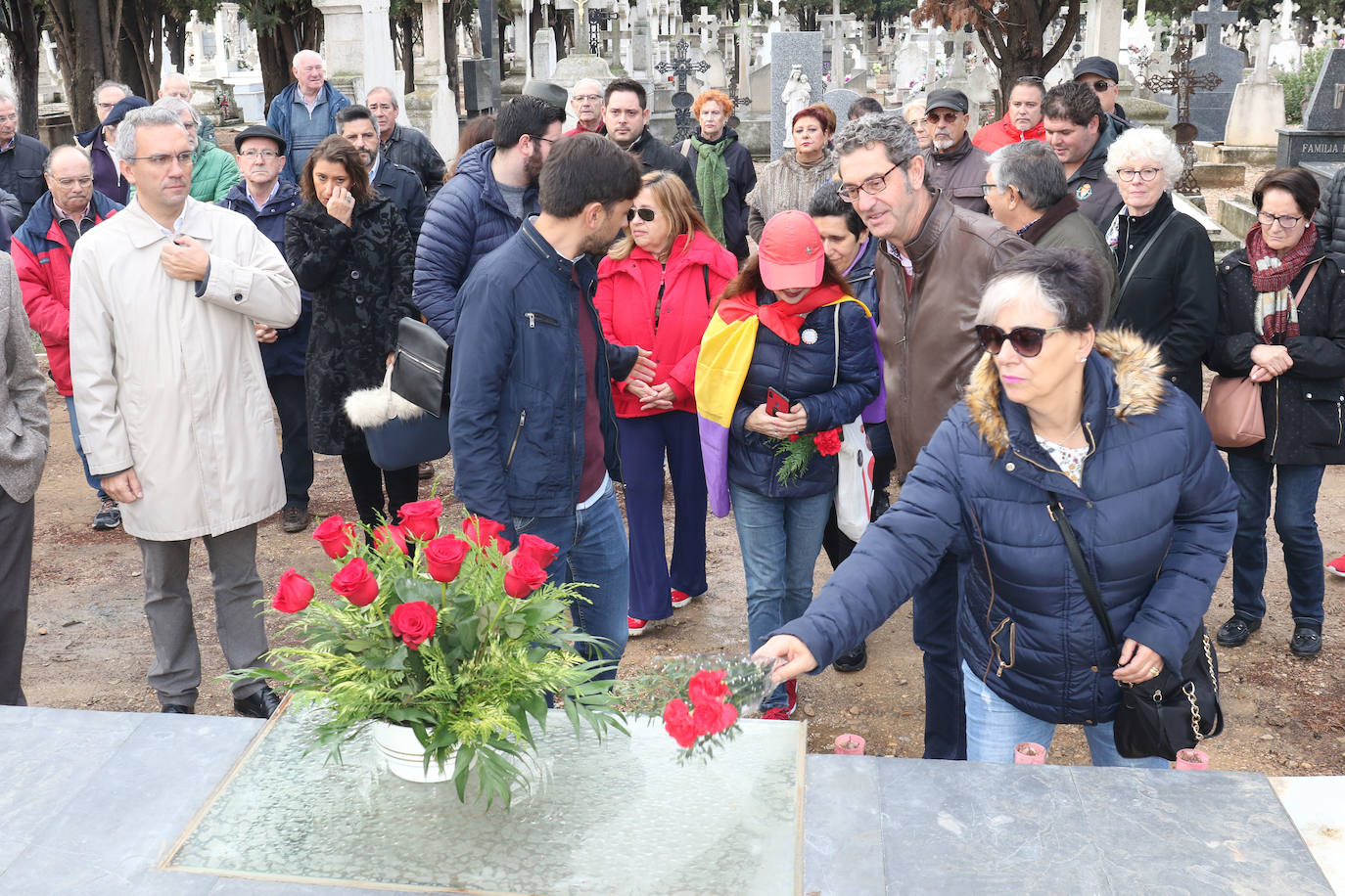 Decenas de personas se han dado cita este jueve sen el cementerio del Carmen de Valladolid