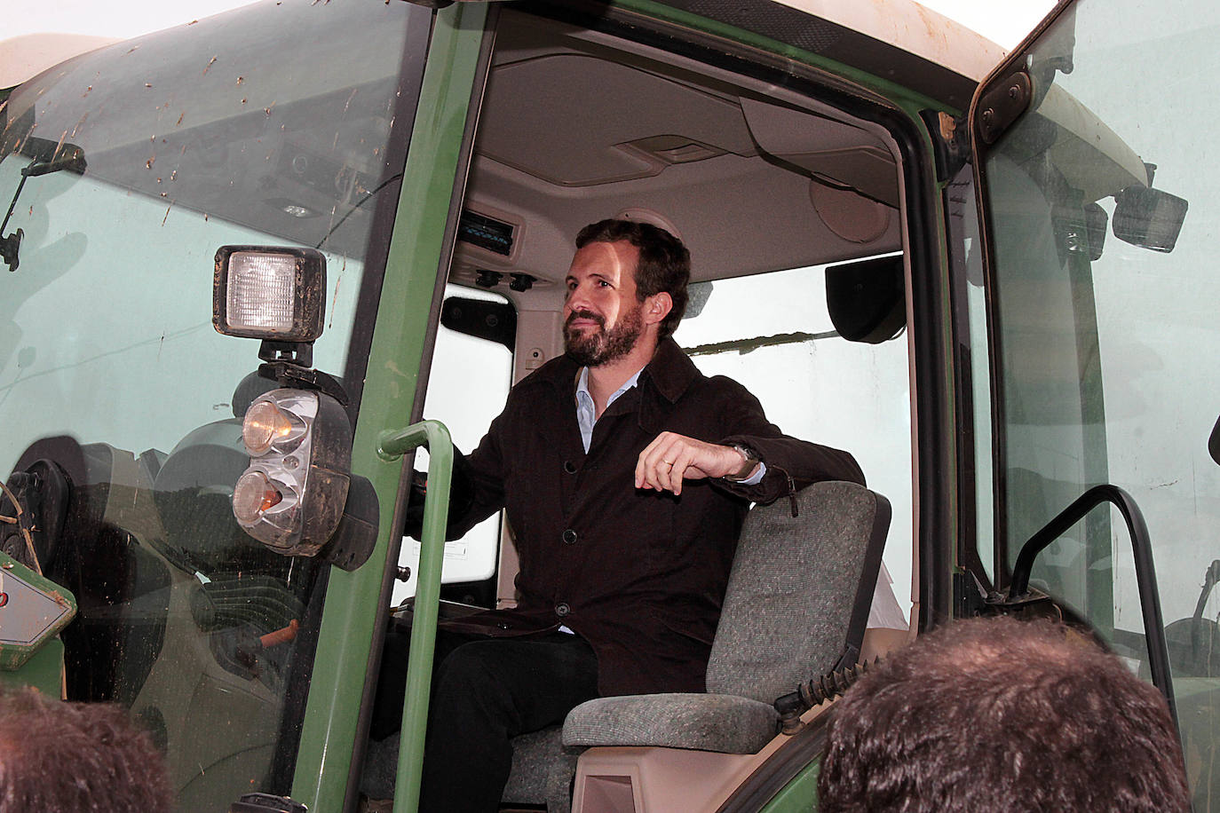 Pablo Casado recorre las instalaciones de quesos Marsan durante su visita a León.