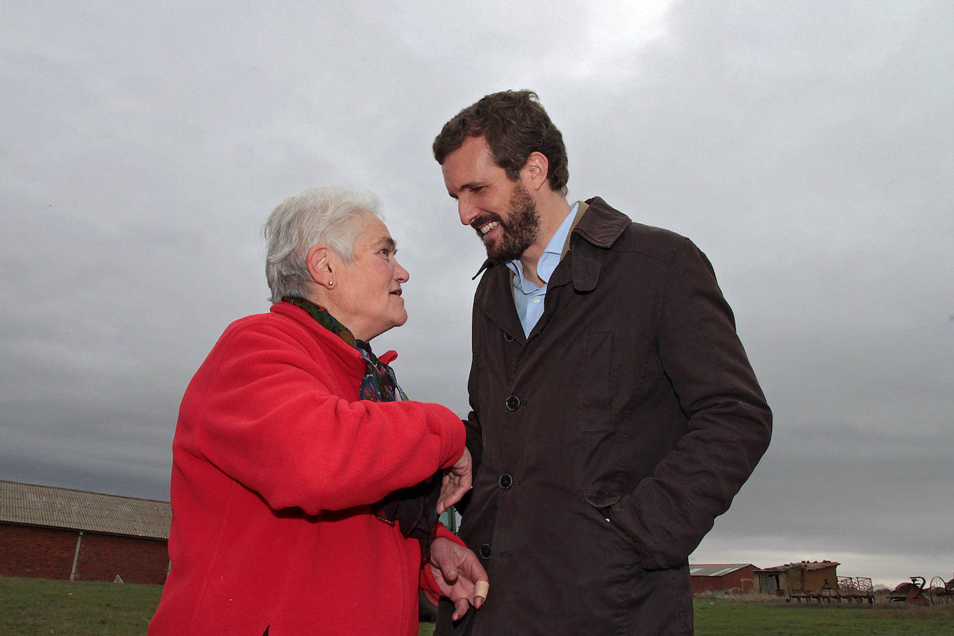 Pablo Casado recorre las instalaciones de quesos Marsan durante su visita a León.