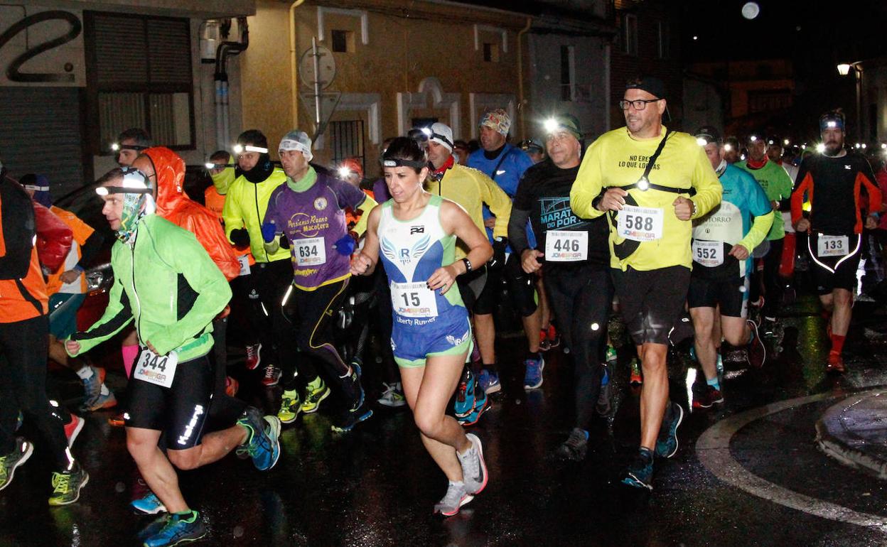 Los corredores toman la salida en la carrera nocturna del año pasado en Cabrerizos. 