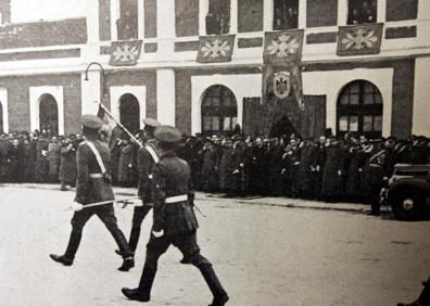 Imagen secundaria 1 - Sobre estas líneas, Franco en el tren, junto a su ministro de Obras Públicas, Fernández Ladreda. Abajo, recibimiento en la estación de Segovia. 