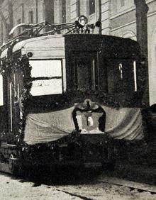 Imagen secundaria 2 - Sobre estas líneas, Franco en el tren, junto a su ministro de Obras Públicas, Fernández Ladreda. Abajo, recibimiento en la estación de Segovia. 