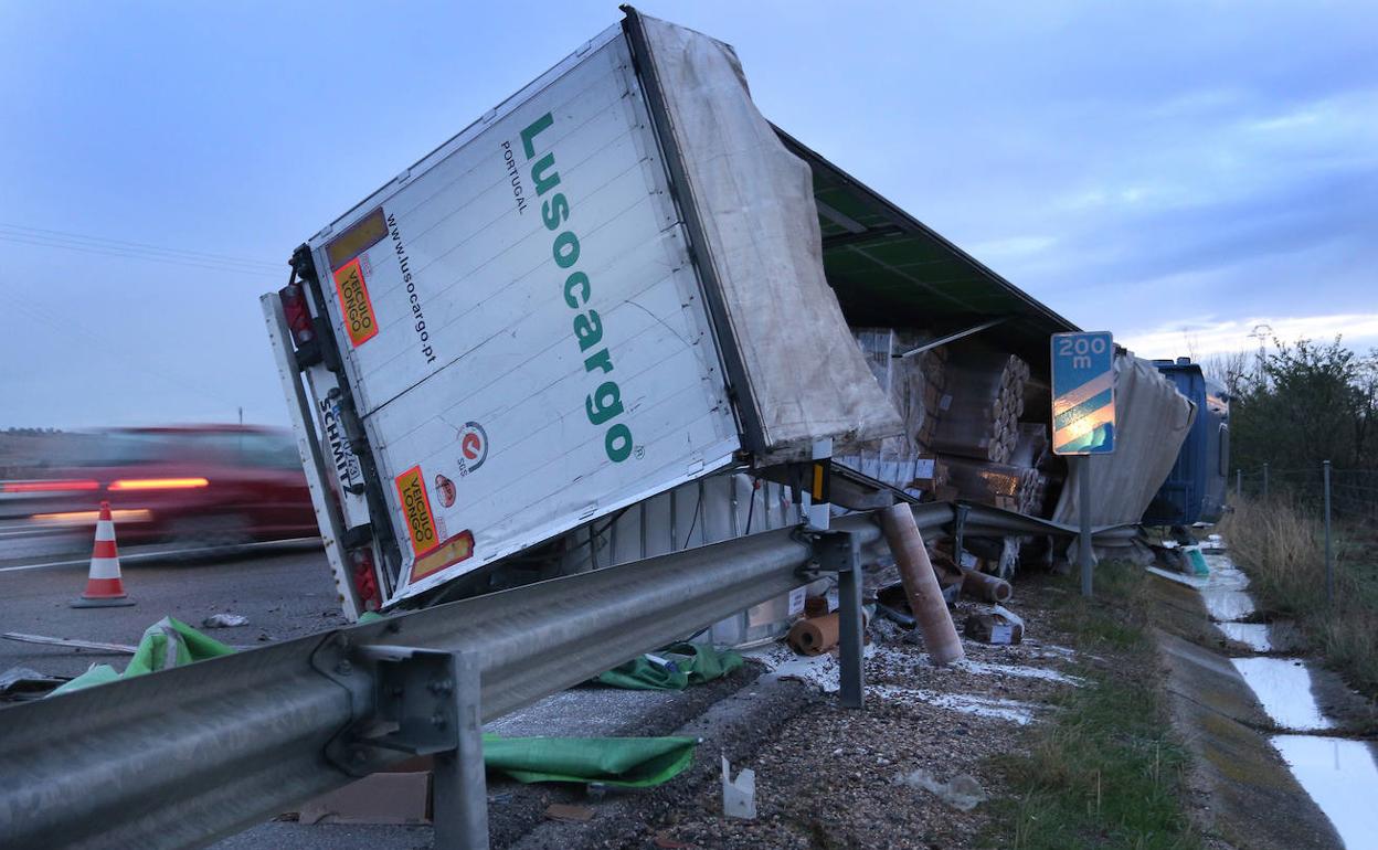 Un trailer volcado en el kilómetro 68 de la A62 en el término de Torquemada.