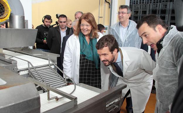 Pablo Casado, durante la visita a la fábrica de Quesos Marsan.