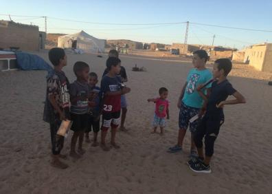 Imagen secundaria 1 - Un grupo de niños saharauis, en el campamento de Lagüera. 