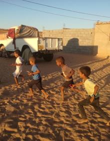 Imagen secundaria 2 - Un grupo de niños saharauis, en el campamento de Lagüera. 