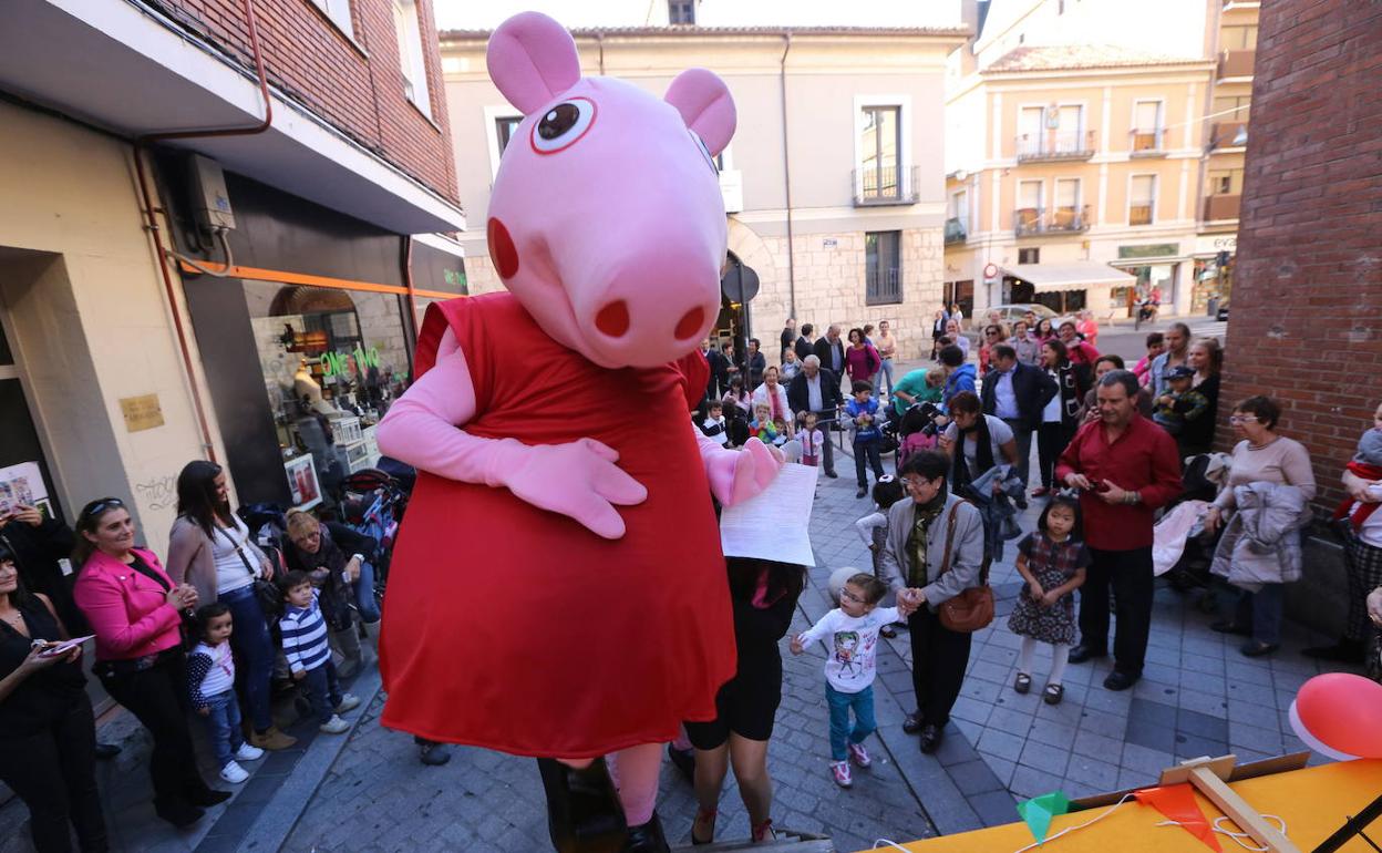 Magia y música en la zona comercial de la calle Torrecilla