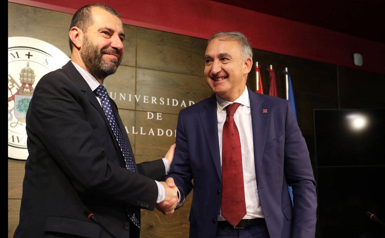 David Espinar, jefe del Gabinete de Presidencia del Real Valladolid, se da la mano con el rector de la Universidad de Valladolid, Antonio Largo.