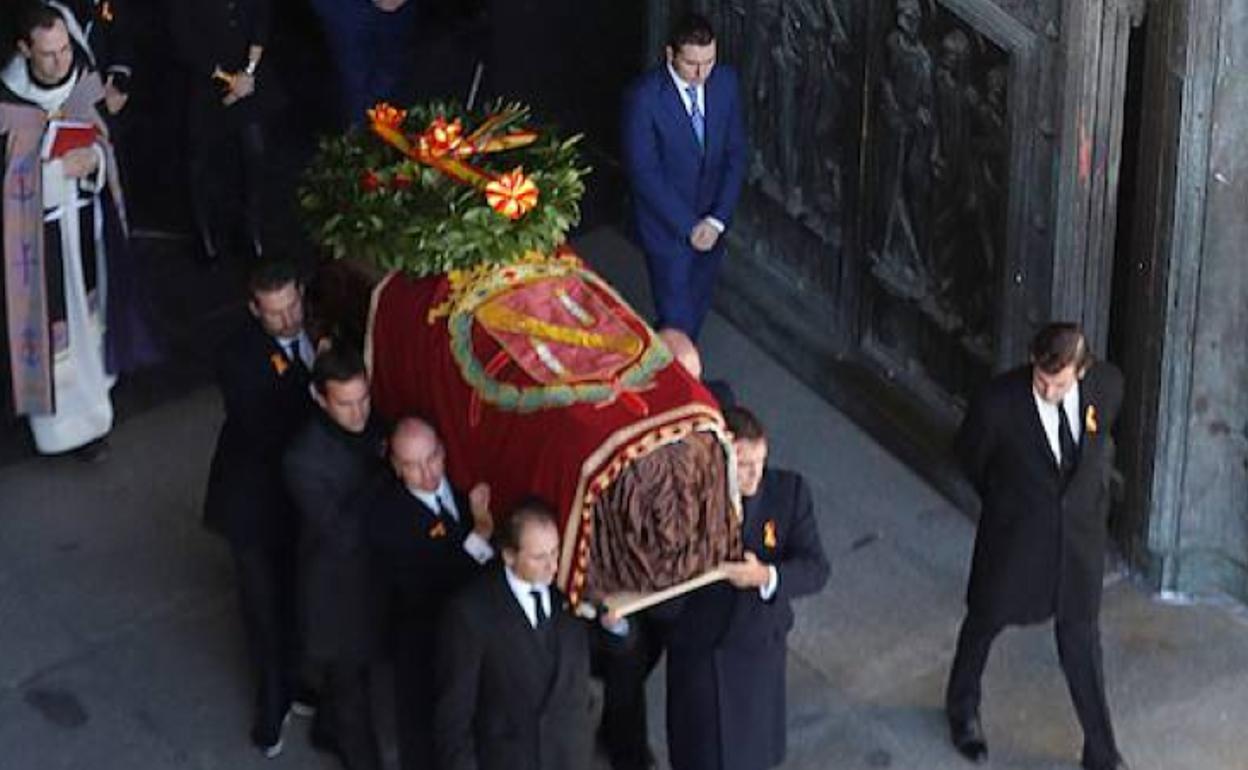 El féretro de Franco, a la salida de la Basílica del Valle de los Caídos. 