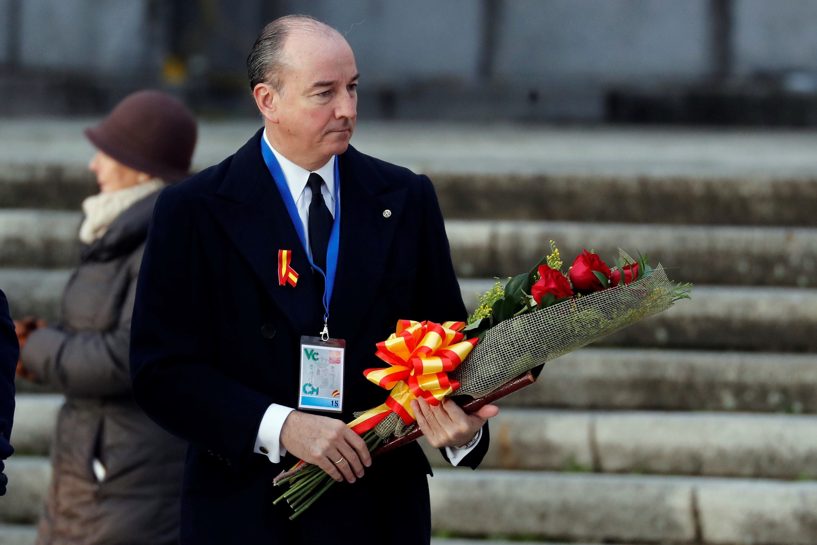 El abogado de la familia Franco, Felipe Utrera Molina porta un ramo de flores a su llegada al Valle de los Caídos.