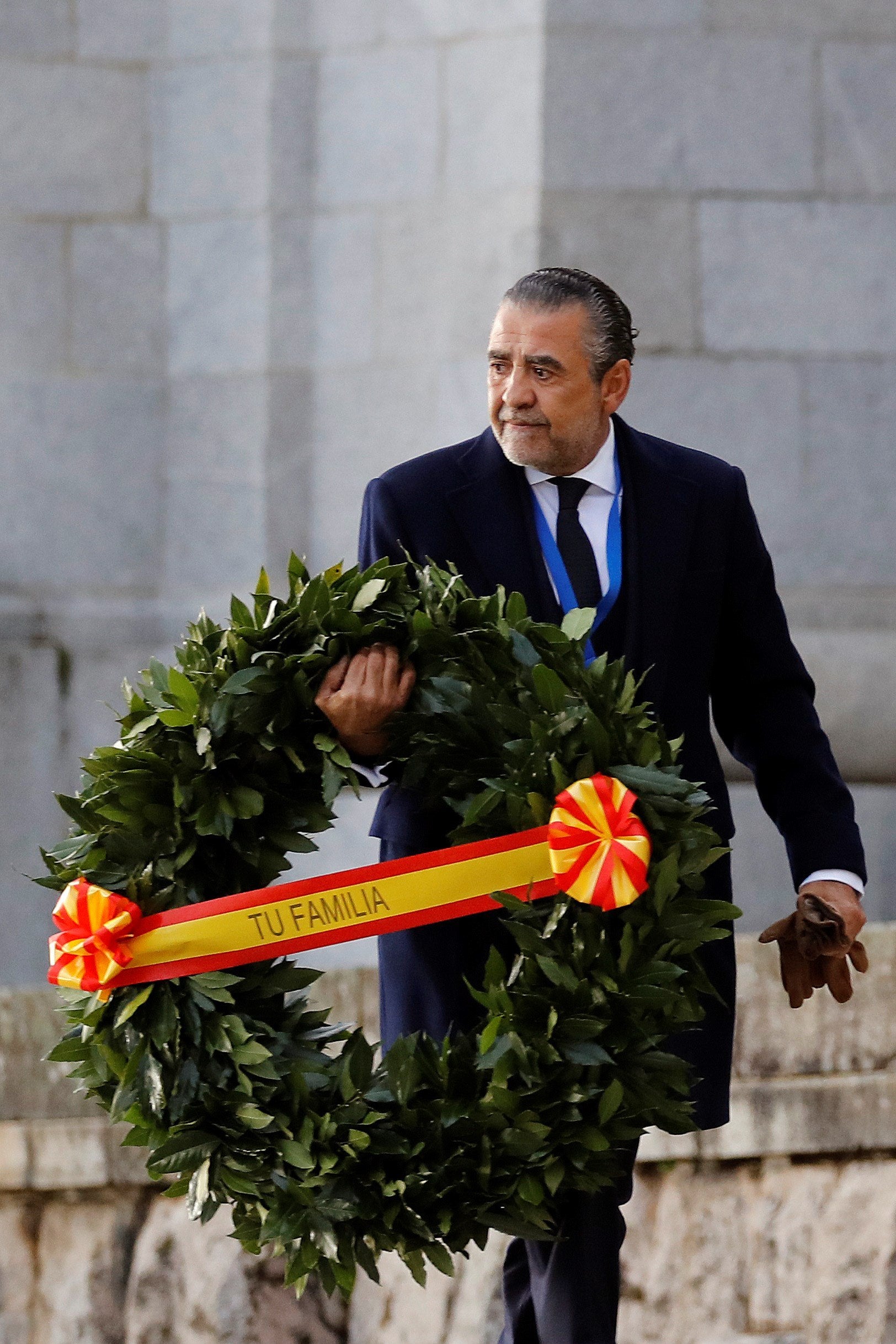 El nieto de Franco, Jaime Martínez-Bordiú, con una colona de flores.