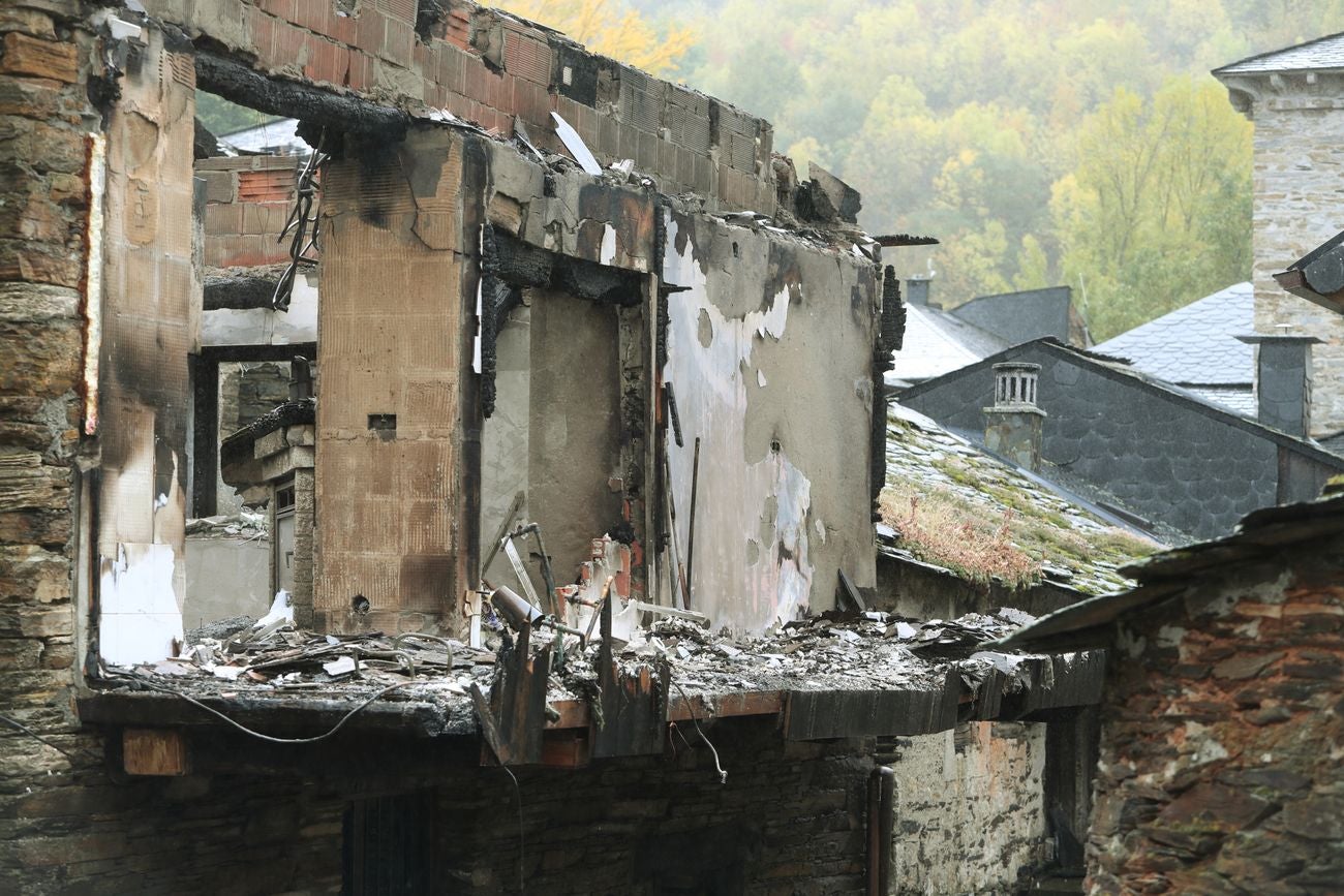 Incendio de varias casas en la localidad de Santiago de Peñalba. Este lunes, bajo la lluvia, se han apreciado los daños.