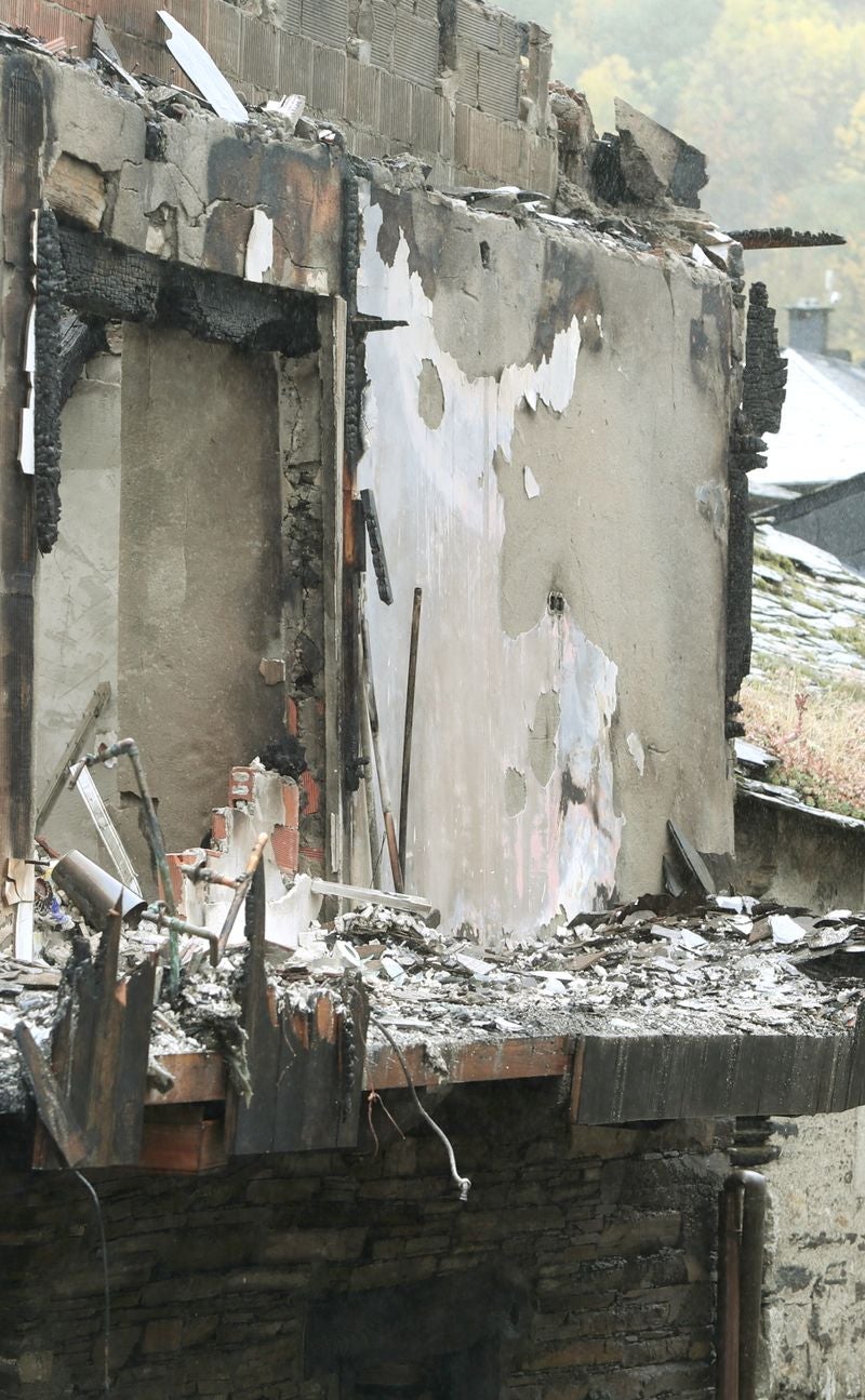 Incendio de varias casas en la localidad de Santiago de Peñalba. Este lunes, bajo la lluvia, se han apreciado los daños.