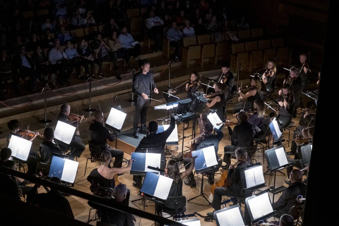 La proyección ha estado acompañada de música en directo a cargo de la Orquesta Sinfónica de Castilla y León dirigida por Rubén Gimeno