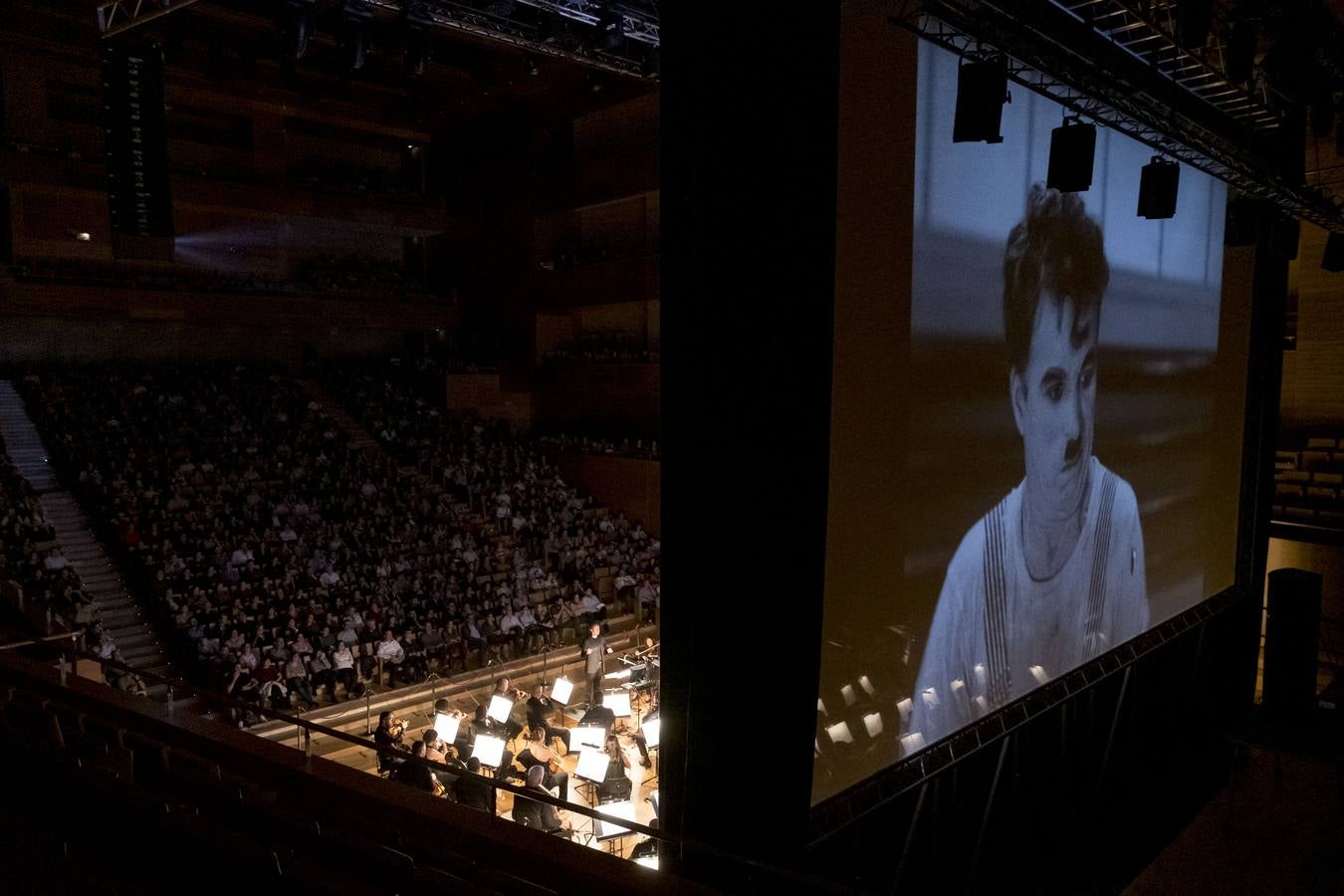 La proyección ha estado acompañada de música en directo a cargo de la Orquesta Sinfónica de Castilla y León dirigida por Rubén Gimeno