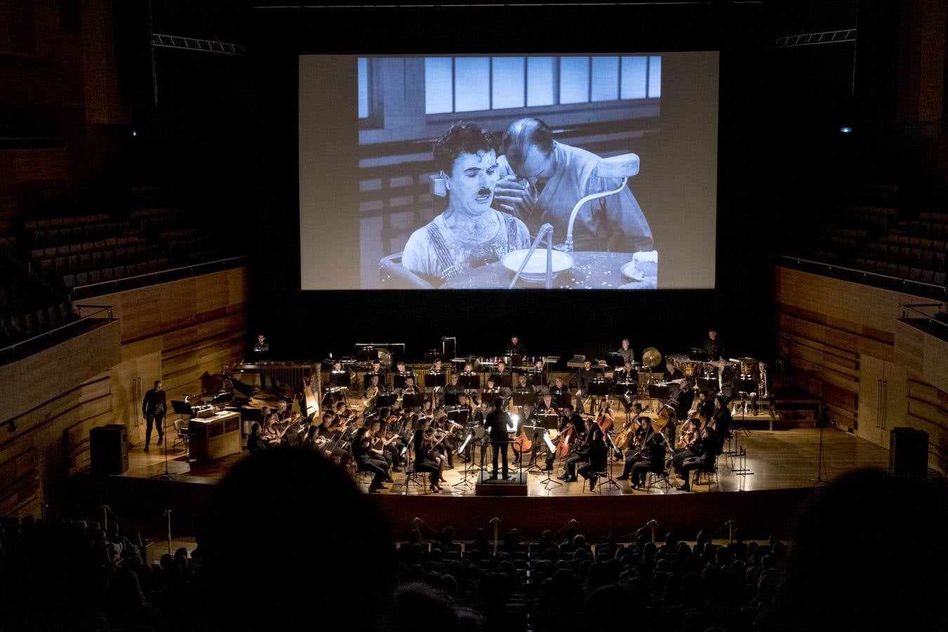 La proyección ha estado acompañada de música en directo a cargo de la Orquesta Sinfónica de Castilla y León dirigida por Rubén Gimeno