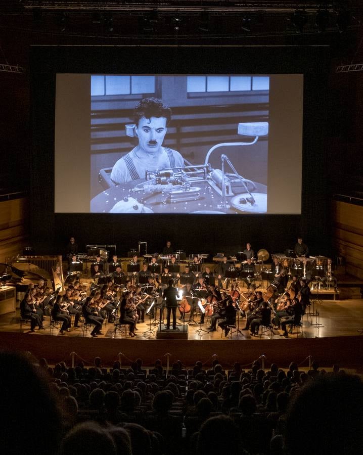 La proyección ha estado acompañada de música en directo a cargo de la Orquesta Sinfónica de Castilla y León dirigida por Rubén Gimeno