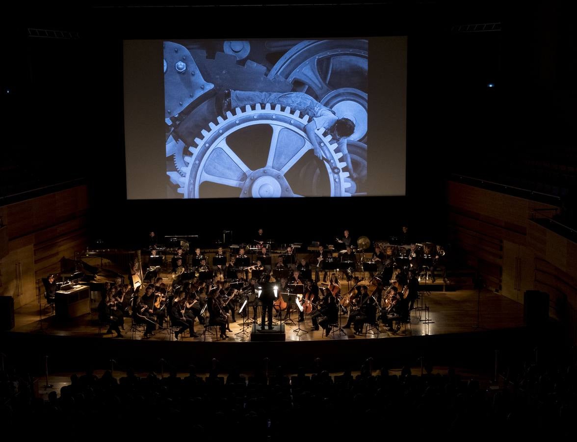 La proyección ha estado acompañada de música en directo a cargo de la Orquesta Sinfónica de Castilla y León dirigida por Rubén Gimeno