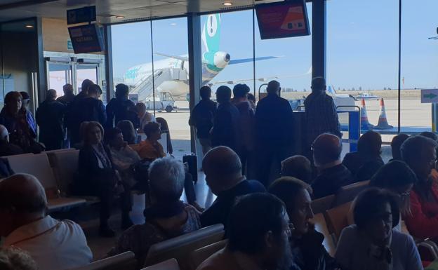 Los pasajeros esperando en el aeropuerto de Villanubla. 