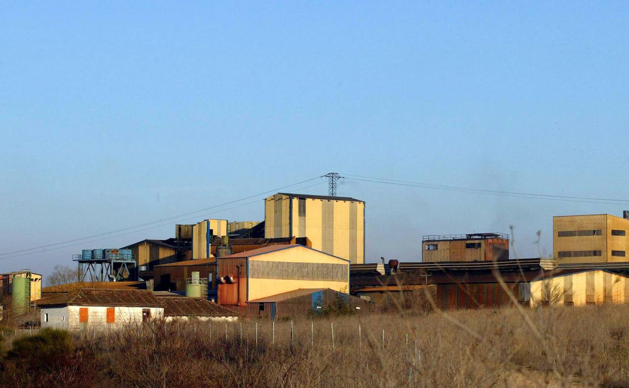 Exterior de la fundición de Lingotes Especiales, S.A., en la carretera de Fuensaldaña de Valladolid. 