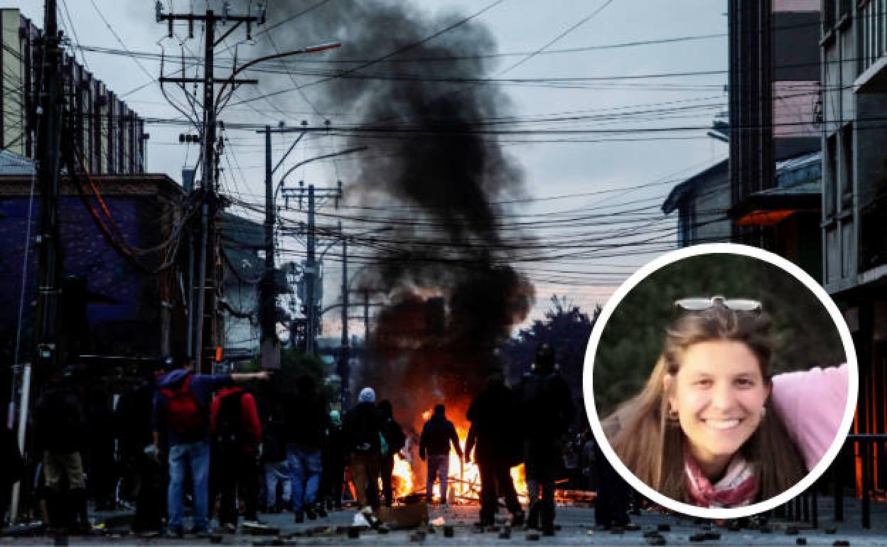 María Burgos (en la fotografía pequeña), junto a una imagen de los disturbios en Chile.