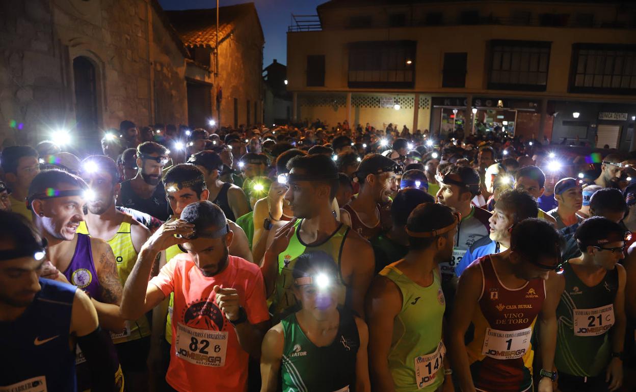 Los atletas se preparan para la salida en Cabrerizos. 
