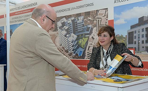 Imagen principal - Un posible comprador, en el stand de Pryconsa; Sergio Ruiz de Gauna, de Ker 2000, escucha a dos asistentes, y Manuel Saravia, concejal de Urbanismo, asistió a la inauguración de la FIVA.