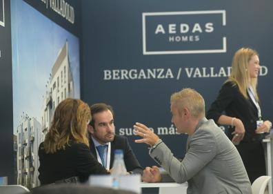 Imagen secundaria 1 - Un posible comprador, en el stand de Pryconsa; Sergio Ruiz de Gauna, de Ker 2000, escucha a dos asistentes, y Manuel Saravia, concejal de Urbanismo, asistió a la inauguración de la FIVA.