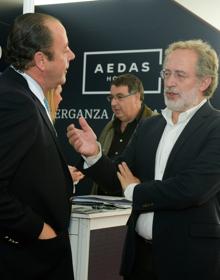 Imagen secundaria 2 - Un posible comprador, en el stand de Pryconsa; Sergio Ruiz de Gauna, de Ker 2000, escucha a dos asistentes, y Manuel Saravia, concejal de Urbanismo, asistió a la inauguración de la FIVA.